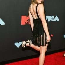 Alison Brie exhibe son décolleté aux MTV vidéos music awards