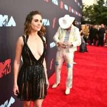 Alison Brie exhibe son décolleté aux MTV vidéos music awards