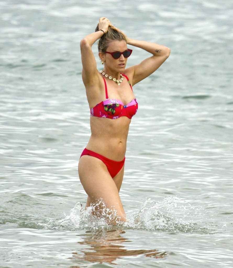 Ashley Roberts en bikini à Ibiza