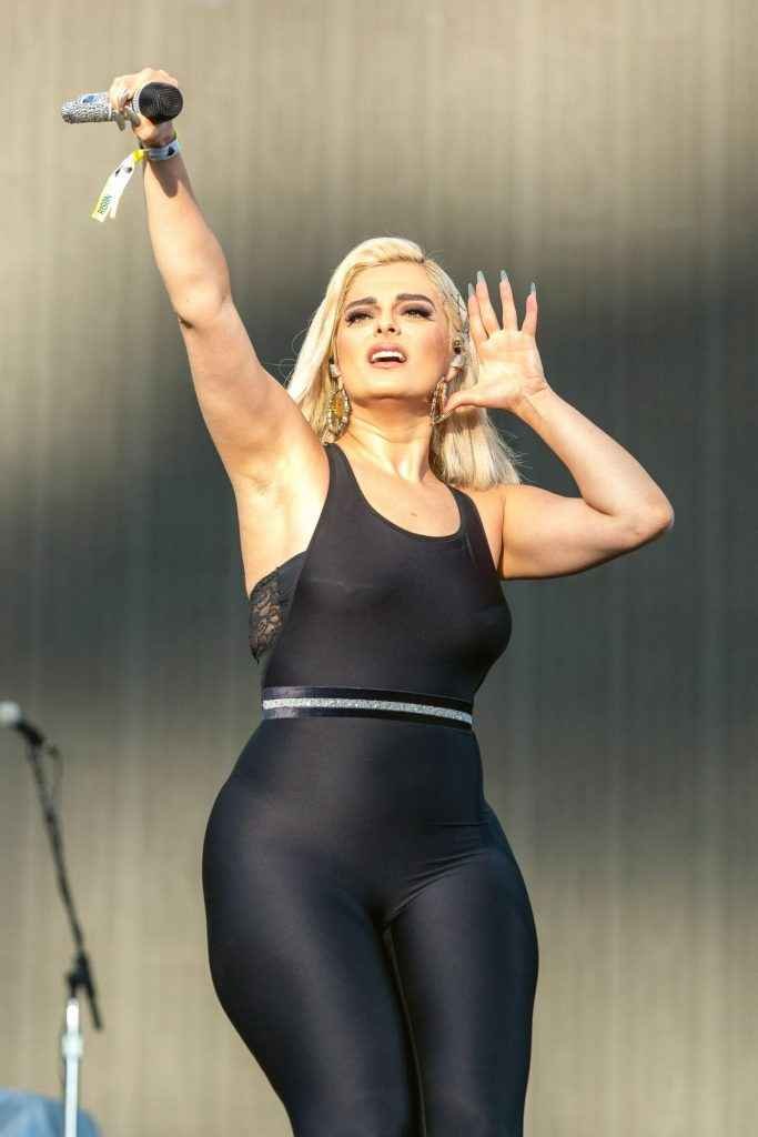 Bebe Rexha sexy en concert à San Fransisco