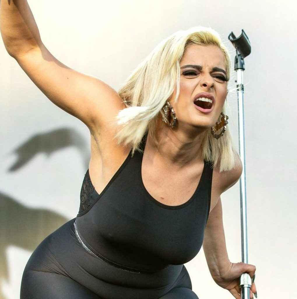 Bebe Rexha sexy en concert à San Fransisco