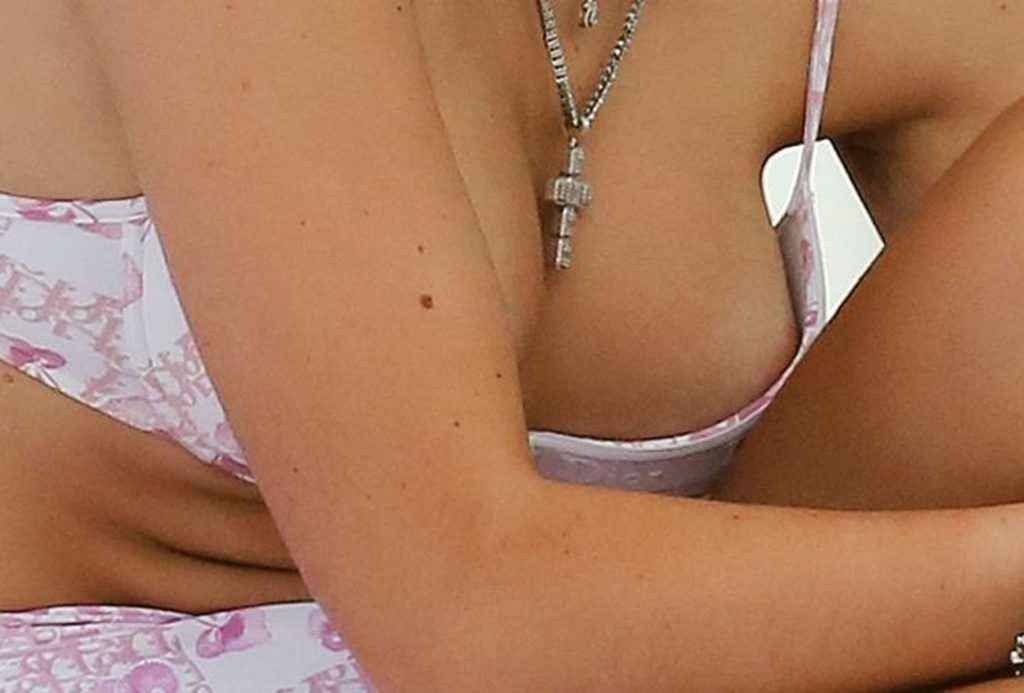 Bella Thorne en bikini à Ibiza