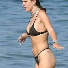 Bella Thorne dans un bikini noir en Sardaigne