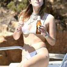 Bella Thorne en bikini en Sardaigne