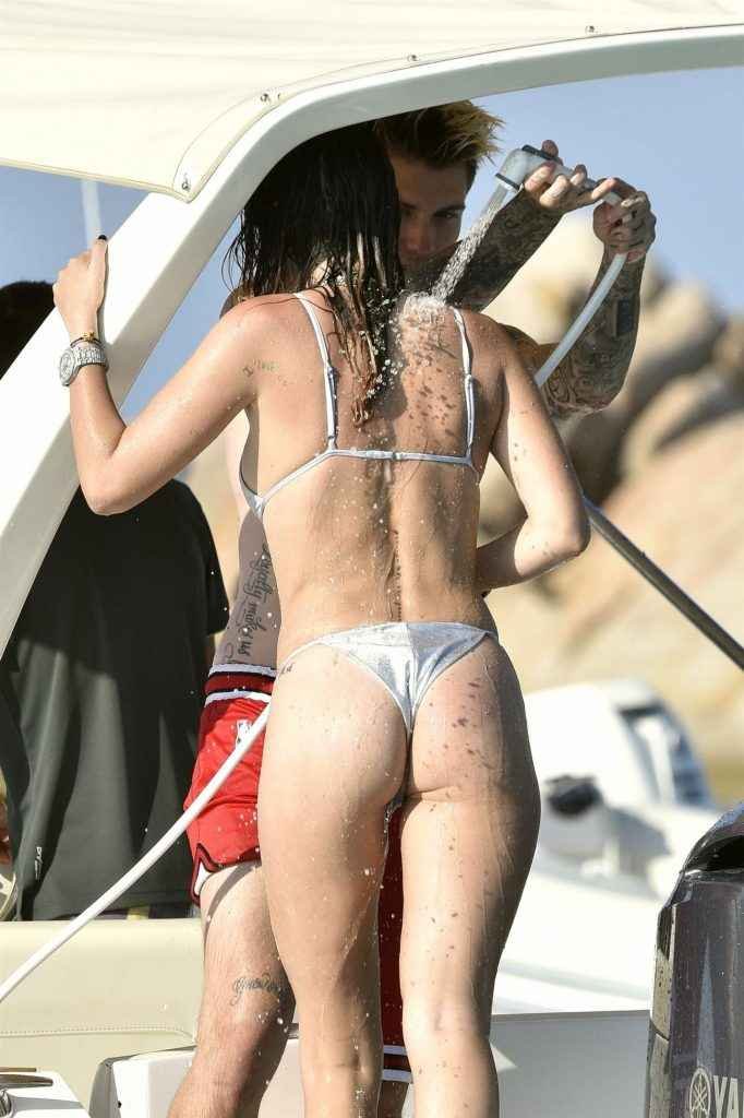 Bella Thorne toujours en bikini en Sardaigne