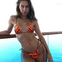 Brit Manuela sexy en bikini