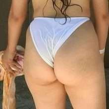 Camila Cabello en maillot de bain les fesses à l'air
