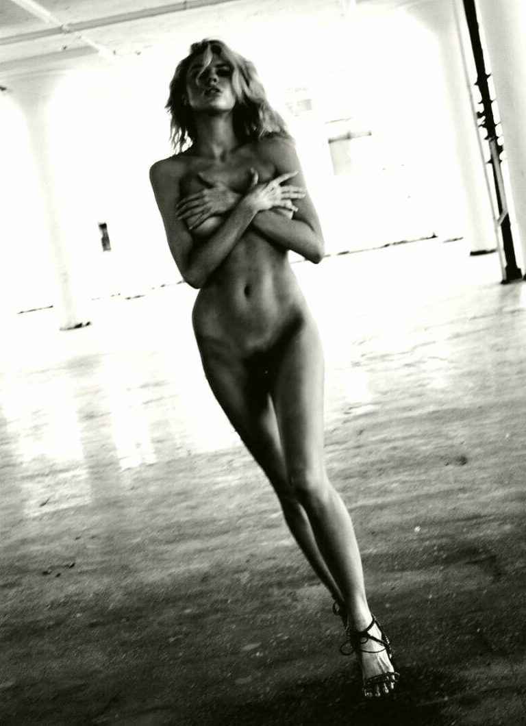 Charlotte McKinney nue