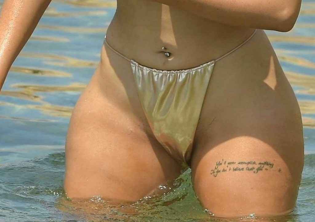 Chloe Ferry en bikini à Ibiza