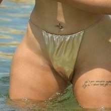 Chloe Ferry en bikini à Ibiza