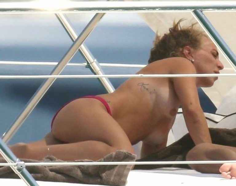 Chloe Green seins nus en Italie