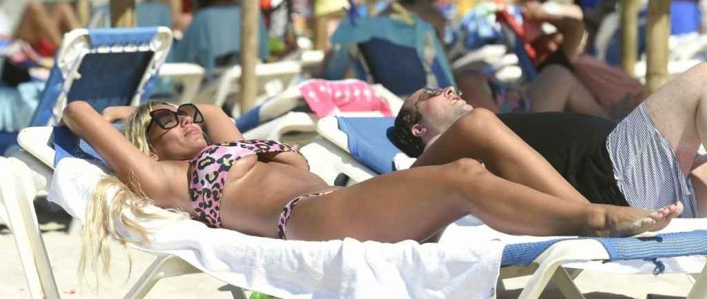 Christine McGuinness très chaude en bikini à Majorque