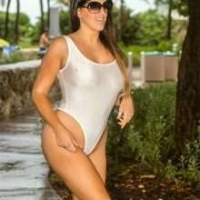 Claudia Romani dans un maillot de bain transparent