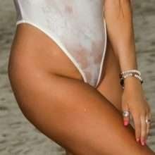 Claudia Romani dans un maillot de bain transparent