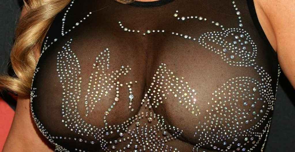 Coco Austin exhibe ses gros seins, ses fesses et sa petite culotte aux MTV VMA