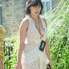 Daisy Lowe balade ses gros seins sans soutien-gorge à Londres