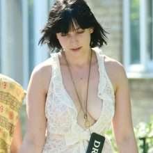 Daisy Lowe balade ses gros seins sans soutien-gorge à Londres