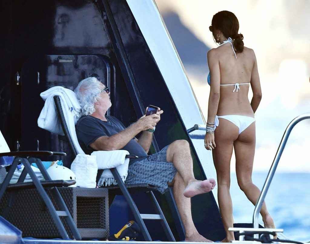 Elisabetta Gregoraci en bikini à Capri