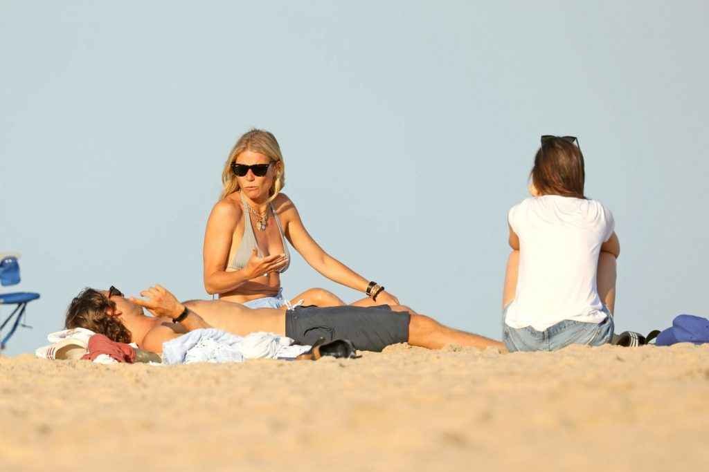 Gwyneth Paltrow et Dakota Johnson sexy à la plage