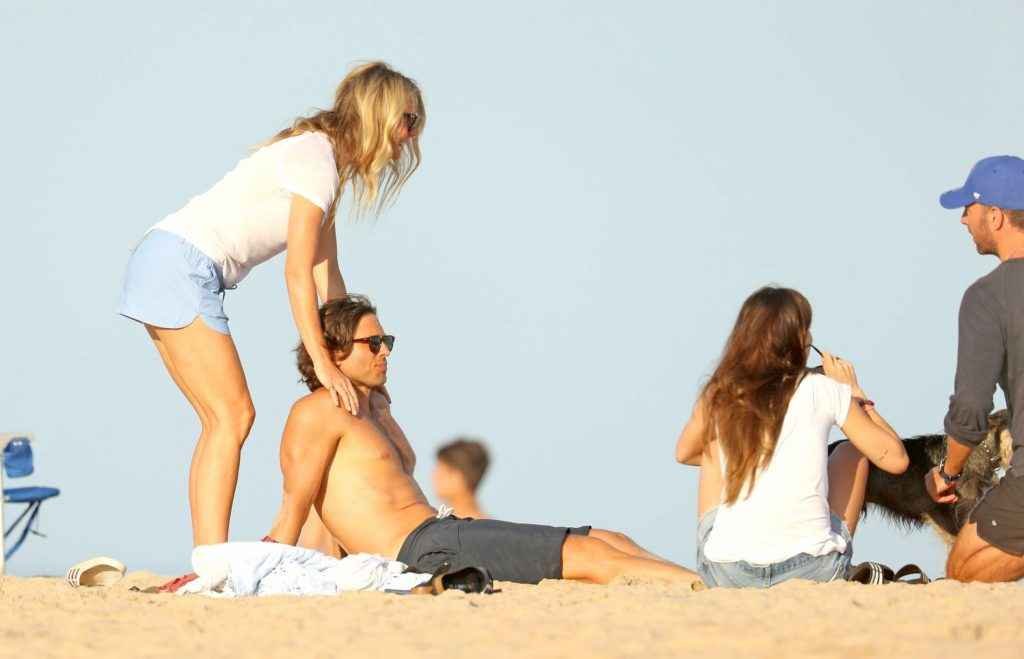 Gwyneth Paltrow et Dakota Johnson sexy à la plage