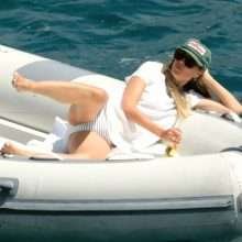 Heidi Klum, bikini et seins nus sur un yacht à Capri