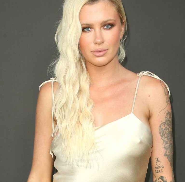 Ireland Baldwin a les seins qui pointent au Weedmaps Museum