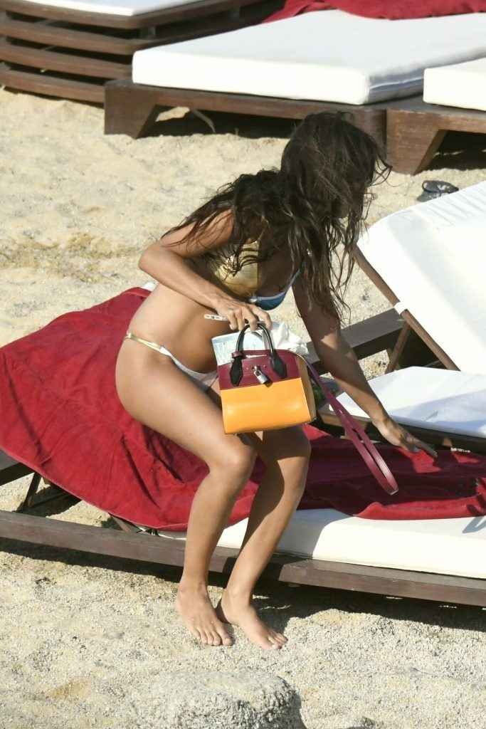 Isabel Pakzad en bikini à Mykonos
