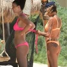 Jayde Nicole et Tina Louise : bikini et seins nus à Tulum