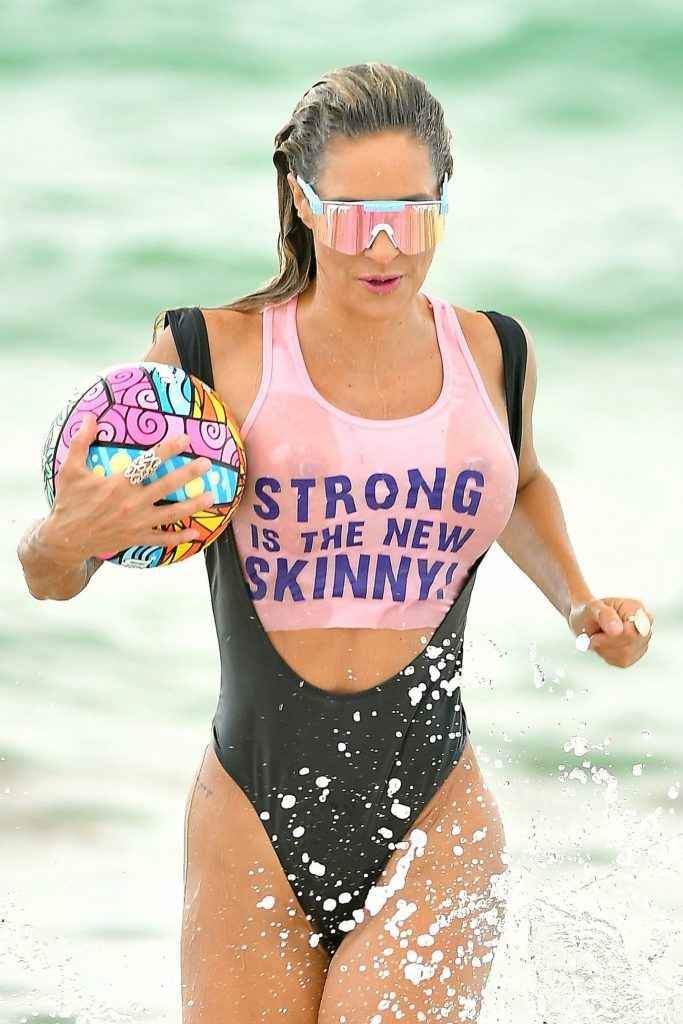 Jennifer Nicole Lee dans un maillot de bain transparent