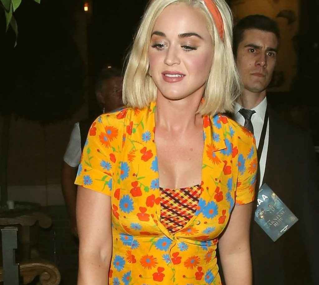 Katy Perry dans une robe sexy à Londres