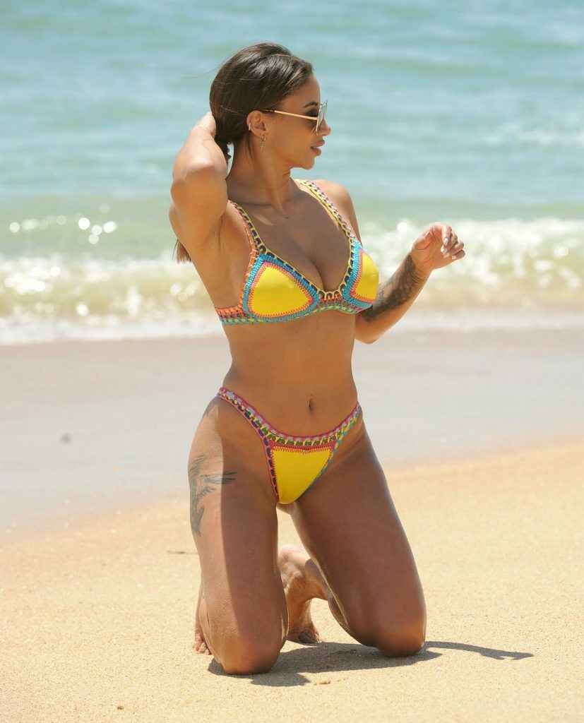Kayleigh Moris en bikini à Ibiza