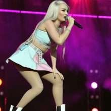 Kim Petras exhibe sa petite culotte en concert à Manchester