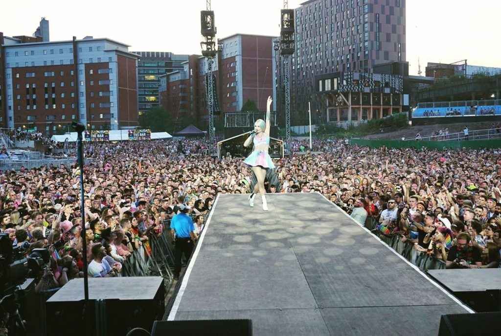 Kim Petras exhibe sa petite culotte en concert à Manchester