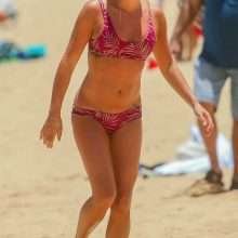 Lea Michele exhibe son joli petit cul dans un bikini à Hawaii