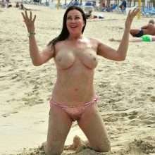 Lisa Appleton seins nus à la plage