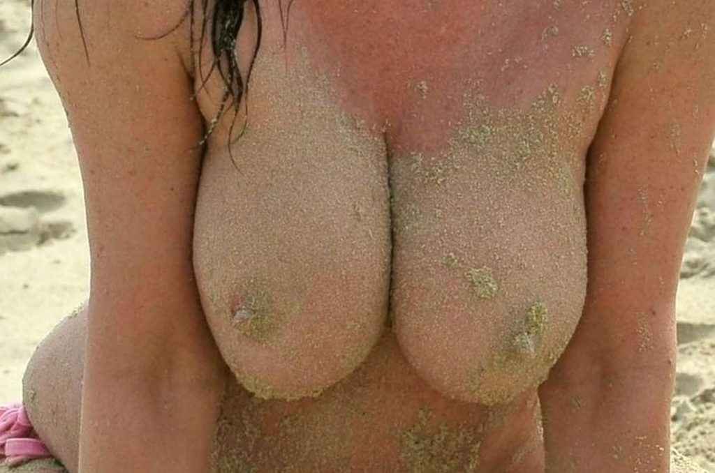 Lisa Appleton seins nus à la plage