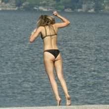 Miley Cyrus et Kaitlynn Carter en bikini en Italie