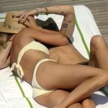 Miley Cyrus bronze seins nus en compagnie de Kaitlynn Carter
