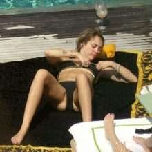 Miley Cyrus bronze seins nus en compagnie de Kaitlynn Carter