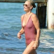 Molly Sims en maillot de bainà Saint-Tropez