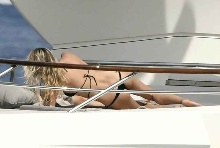 Natasha poly dans un bikini noir en Sardaigne