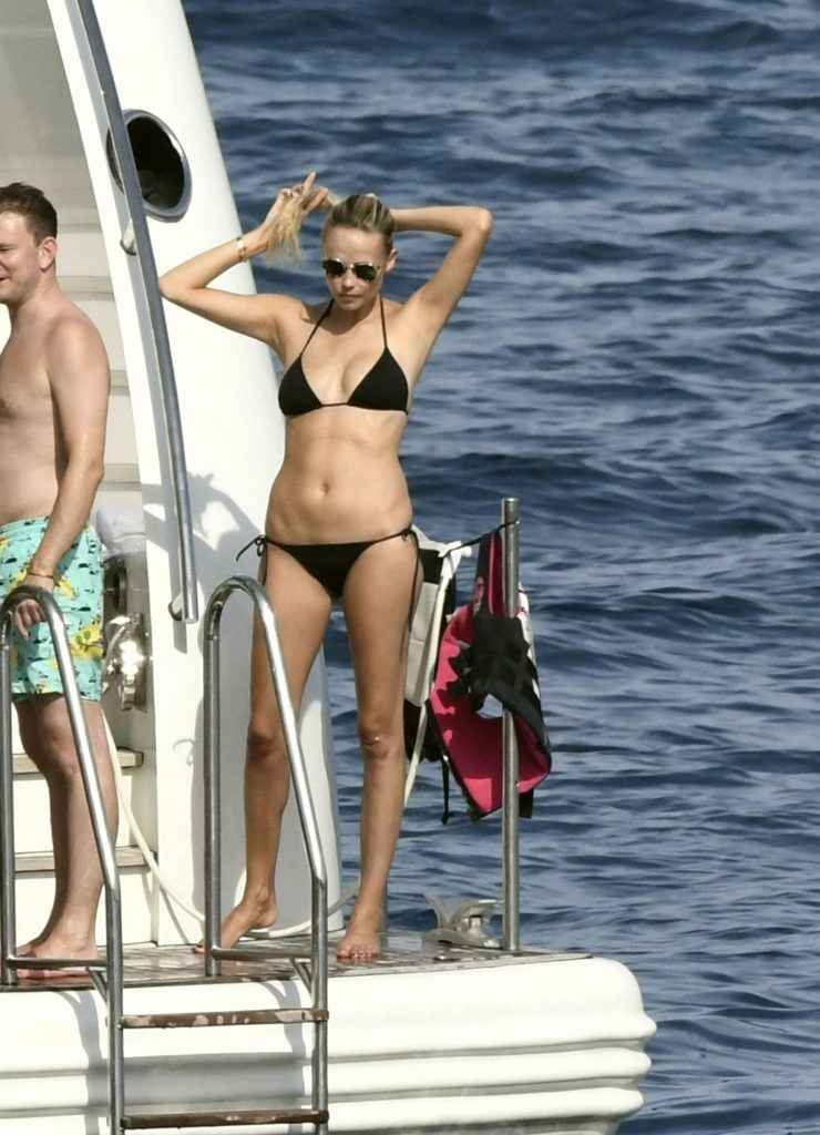Natasha poly dans un bikini noir en Sardaigne