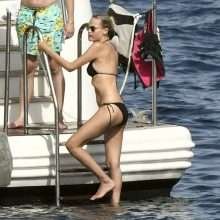 Natasha poly dans un bikini noir en Sardaigne