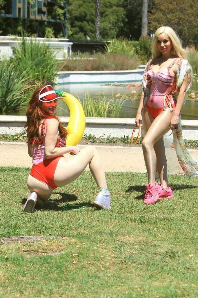 Phoebe Price et Marcela iglesias s'amusent en maillot de bain