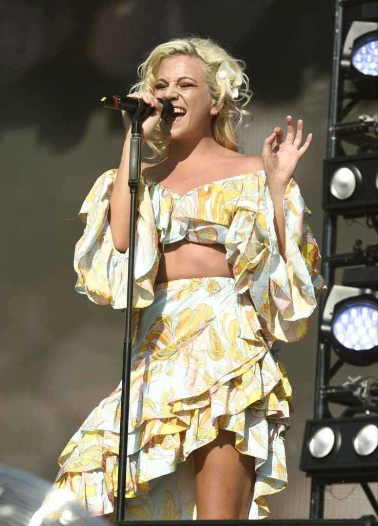Pixie Lott exhibe sa petiteculotte en concert à Manchester