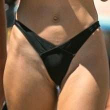 Rachel McCord en bikini laisse apparaître un sein nu !