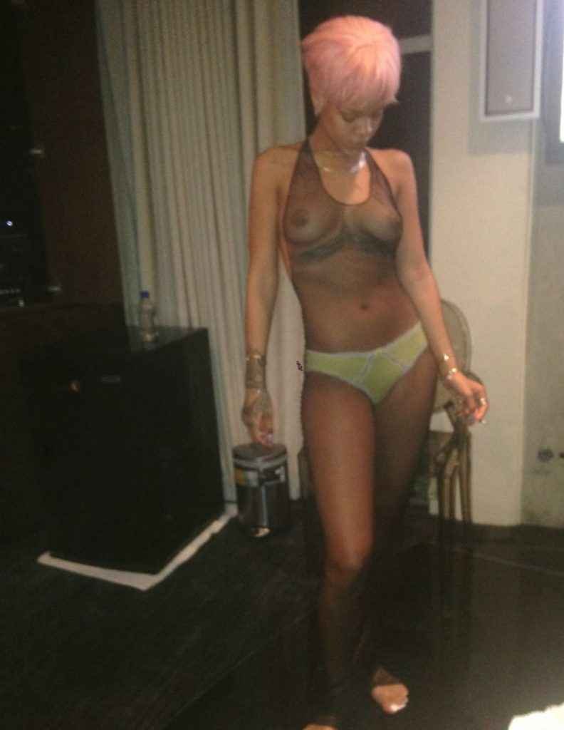 Rihanna nue, les photos intimes, la suite