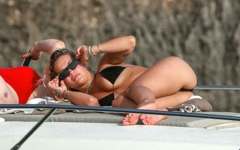 Rita Ora en bikini à Ibiza