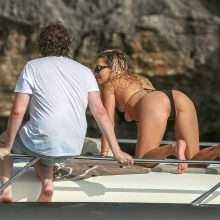 Rita Ora en bikini, position levrette