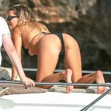 Rita Ora en bikini, position levrette
